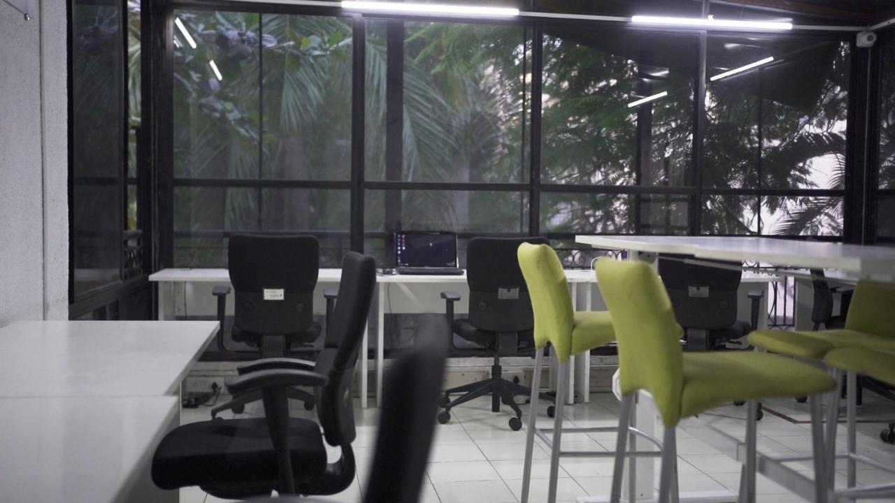 Hostel Lifespace- Twin Bungalow With Pods, Bunks, Private Rooms, Cowork & Cafe Пуна Экстерьер фото